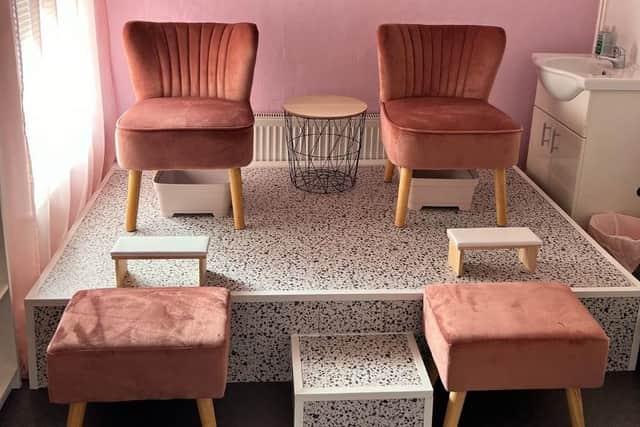 It was important to the business owner to provide a more natural alternative to acrylic and to be an appointment-only salon.