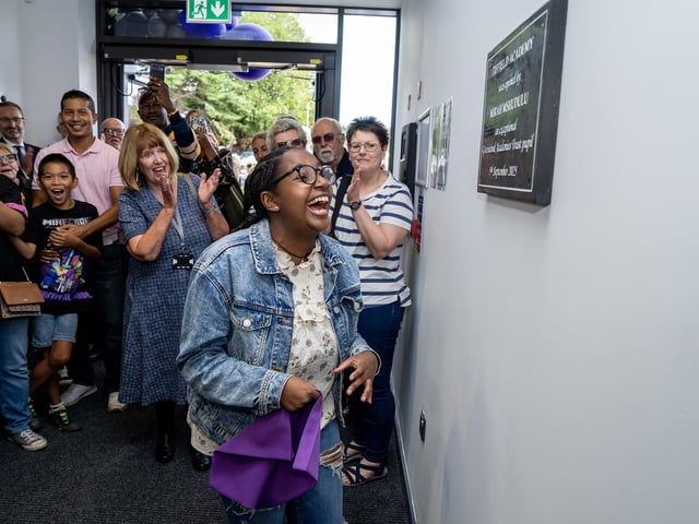Mirah Mshudulu officially opened the building by cutting the ribbon and unveiling the plaque.