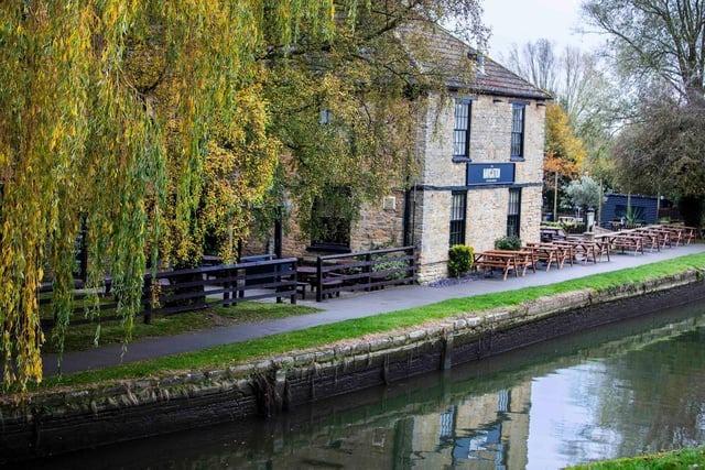 Another one with a garden overlooking water. The Stoke Bruerne pub has seating overlooking the Grand Union Canal, as well as a large garden, including a children's play area.