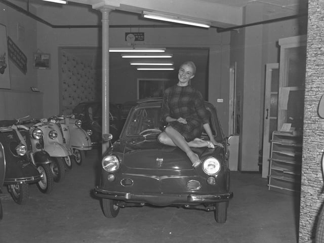 Actress Dawn Beret on a shopping tour of Northampton, November 3, 1960