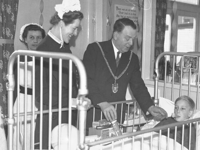 Christmas 1954 mayor's visit to Northampton hospital