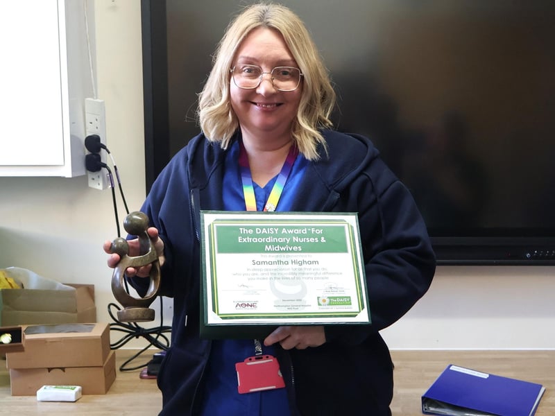 Diabetic Nurse Samantha Higham with her award