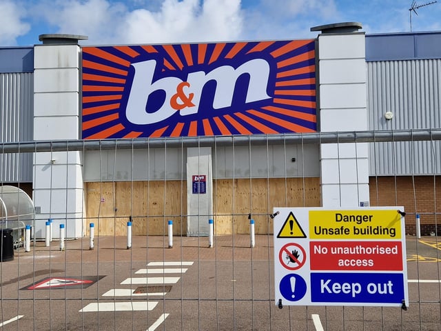 Firefighters left Nene Valley Retail Park yesterday morning (Thursday, June 5), after five days tackling a huge blaze whioch started at 3pm on Saturday (May 31). Businesses on Dunelm’s row, including Pets at Home, NCF Furniture, Dreams, B&M, and Tapi, all remain closed and fenced off indefinitely.