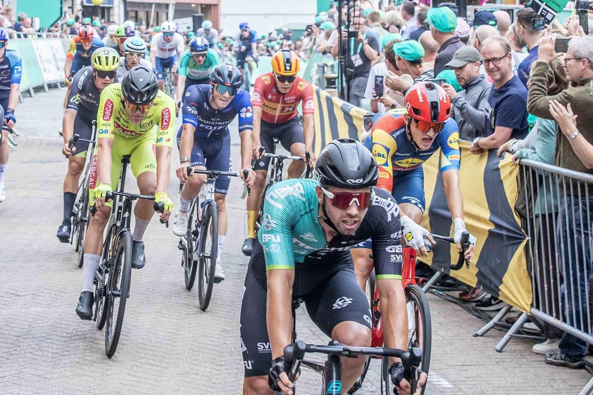 Hunderte säumen die Straßen von West Northants, als die Lloyds Bank Tour ...