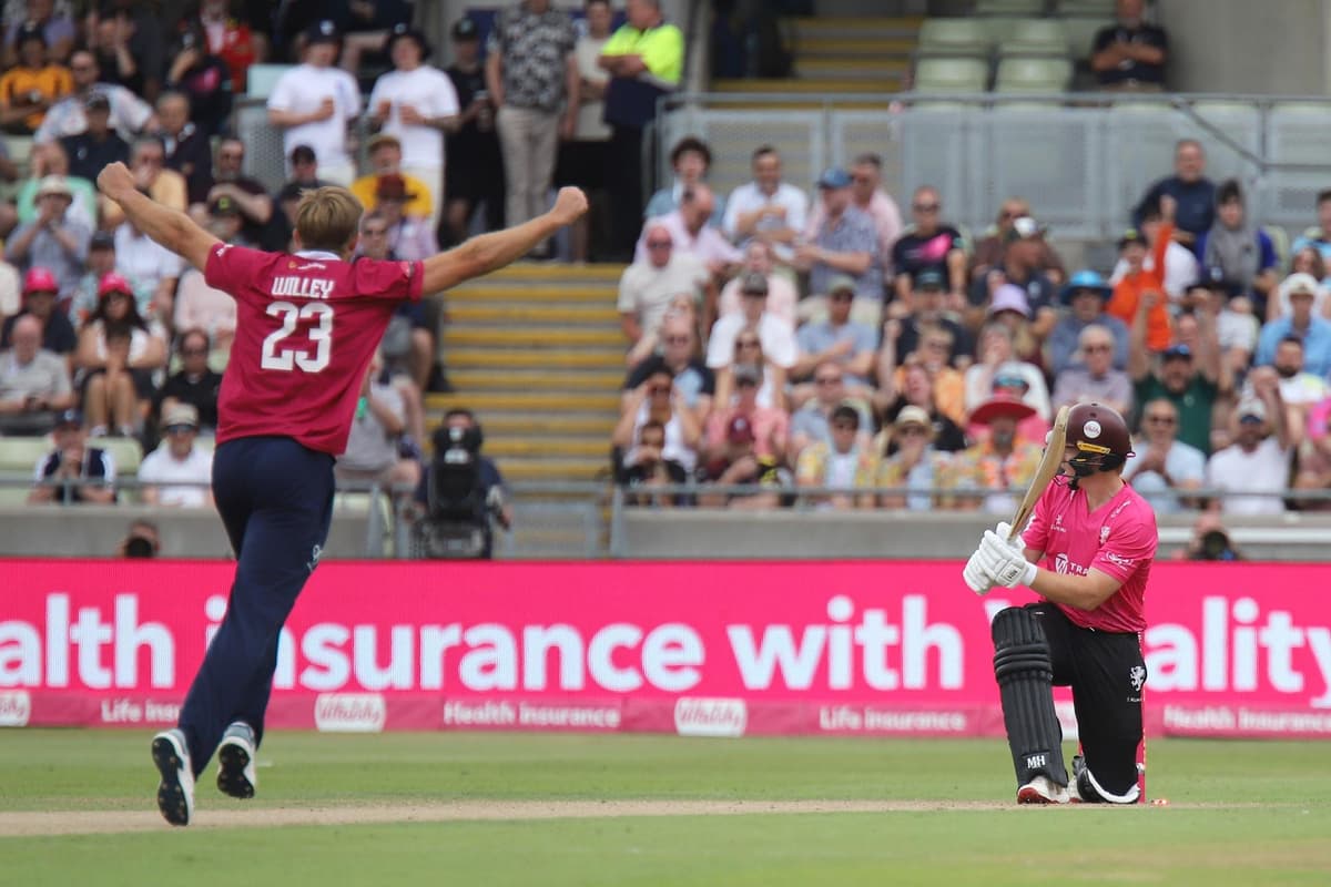 Steelbacks produce sensational bowling performance to sink Somerset and ...