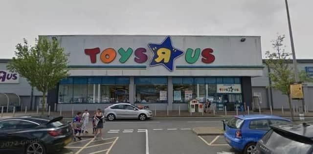 Home Bargains has been given planning permission by West Northants Council to open a store at the former Toys R Us site in St James Retail Park on the Towcester Road