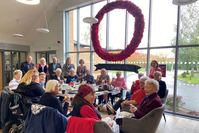 2000+ knitted poppies make giant wreath