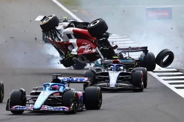 L'accident de Zhou Guanyu au début du Grand Prix de F1 de dimanche a signifié que les voitures avaient ralenti au moment où les manifestants sont entrés sur la piste
