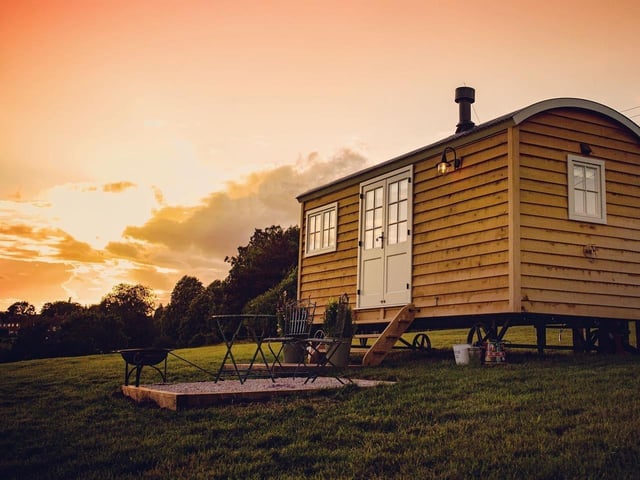 Ewe Glamping is a dog friendly destination, located riverside on the Grand Union Canal in Braunston – described as perfect for walkers. Their offering of a luxury shepherd hut comes with en-suite facilities, hot water on tap and mains electricity, as well as a fully functional kitchenette.