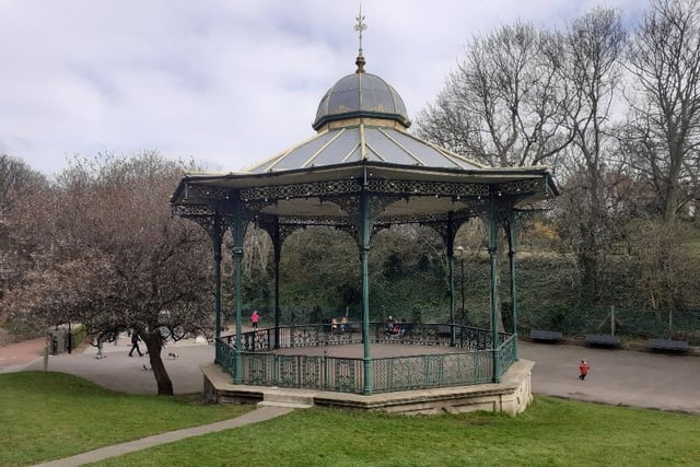 In which park can you see this bandstand?