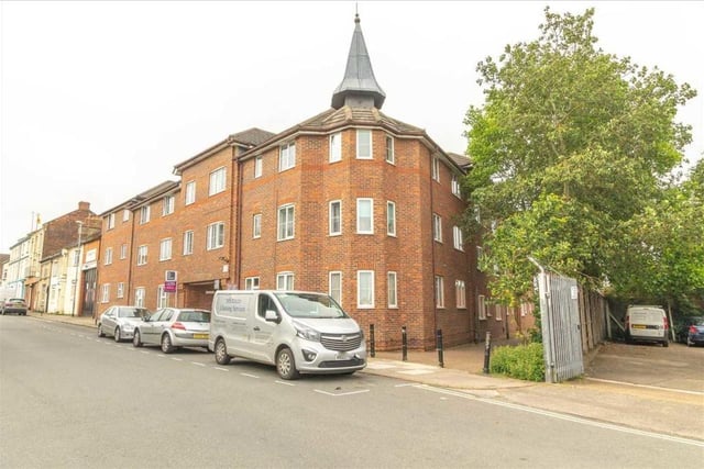 Tenure: Leasehold

Agents Carter Williams is marketing  this one bedroom 2nd floor apartment within a popular area of Northampton. The property benefits from allocated parking and briefly comprises of entrance hall, lounge, bedroom, bathroom and separate kitchen. This property is an ideal first time buy or could be a great opportunity for an investor looking to add to their portfolio.