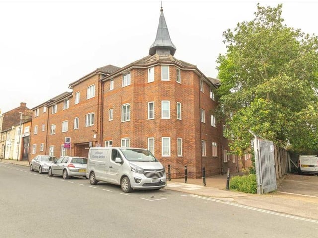 Tenure: Leasehold
Agents Carter Williams is marketing this one bedroom 2nd floor apartment within a popular area of Northampton. The property benefits from allocated parking and briefly comprises of entrance hall, lounge, bedroom, bathroom and separate kitchen. This property is an ideal first time buy or could be a great opportunity for an investor looking to add to their portfolio.