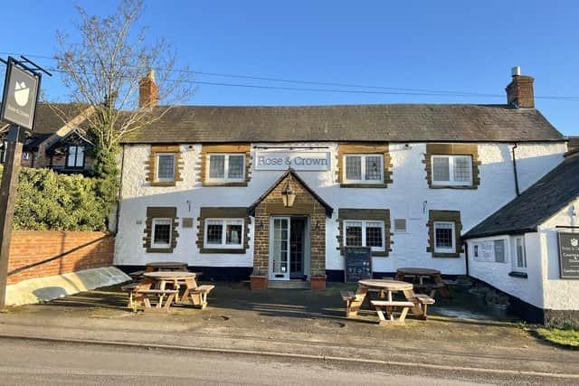 The Rose & Crown is a traditional and family-run pub in the picturesque village of Yardley Hastings. Complimentary dog biscuits are available. Location: 4 Northampton Road, Yardley Hastings, NN7 1EX.