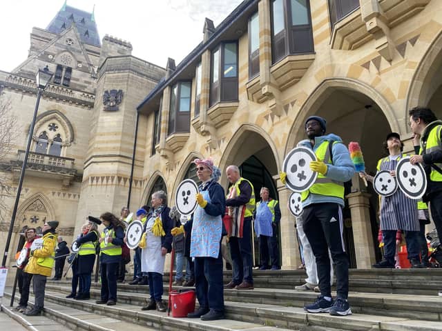 Clean air protesters from 1000 voices took to the steps of the Guildhall before the meeting.