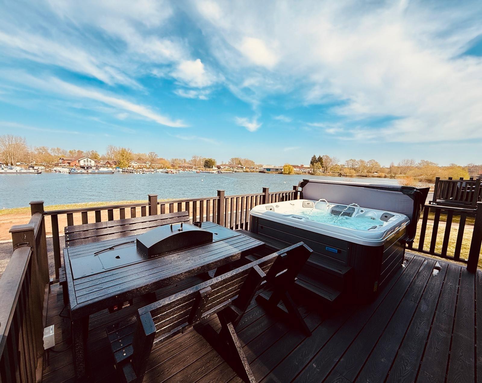 Meadow Bay Villages is delighted to announce a brand new addition to Billing Aquadrome’s accommodation offering: Azure Horizons, a stunning collection of high-end glamping pods with hot tubs designed to provide the ultimate getaway experience.