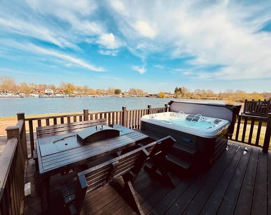 Meadow Bay Villages is delighted to announce a brand new addition to Billing Aquadrome’s accommodation offering: Azure Horizons, a stunning collection of high-end glamping pods with hot tubs designed to provide the ultimate getaway experience.