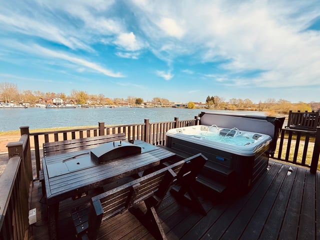 Meadow Bay Villages is delighted to announce a brand new addition to Billing Aquadrome’s accommodation offering: Azure Horizons, a stunning collection of high-end glamping pods with hot tubs designed to provide the ultimate getaway experience.