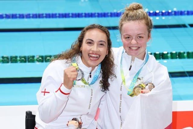 Maisie Summers-Newton poses for a picture with England team-mate and silver medalist Grace Harvey