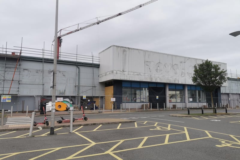 A much-anticipated bargain store has moved one step closer to opening at a busy retail park in Northampton – here’s what we know so far. Scaffolding went up in June around the former Toys R Us site in St James Retail Park in Towcester Road, near Far Cotton. More recently, the Toys R Us signage has been removed. The site is set to be turned into a massive Home Bargains store. Although Home Bargains has been extremely quiet around the opening, their website now has the new shop in listed on their online store finder after plans were approved earlier this year by the council.