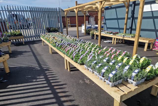 The site sells fertilisers, weed killers, craft seed, bamboo canes, plants, shrubs, bedding plants, hardware, compost, stoneware and pots, sheds and furniture.