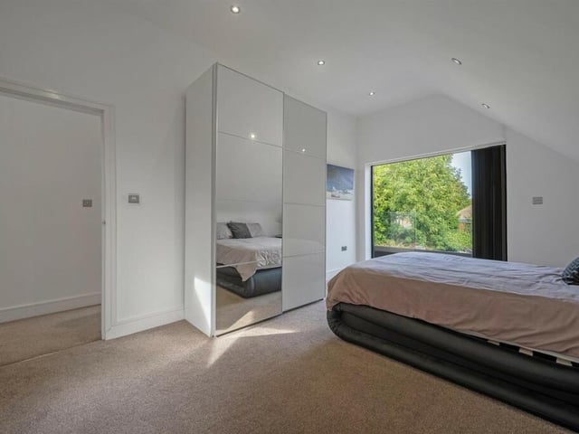 This converted chapel dates back to the twentieth century. The current owners built an extension in 2017.