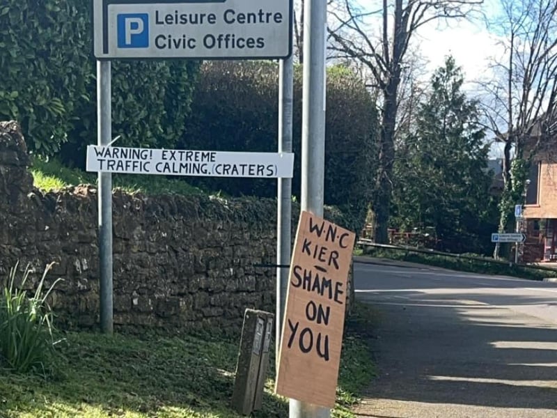 The signs are usually placed on prominent roundabouts or directional signposts.