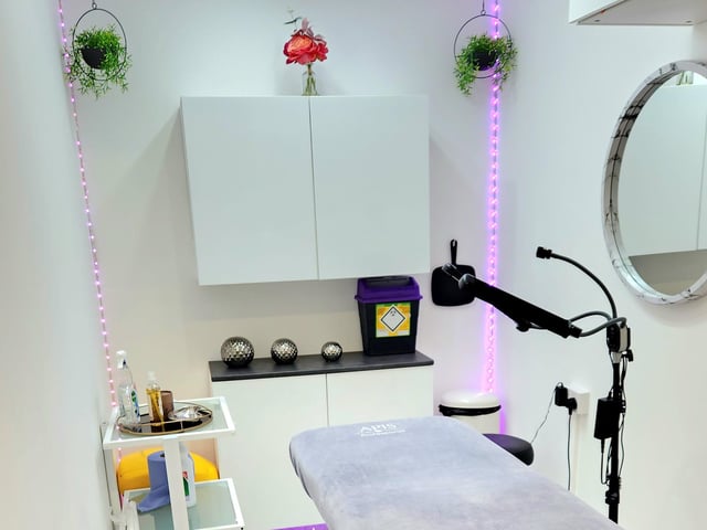 To give back to their loyal and regular clients, the salon hosted a celebration event with drinks, nibbles, a DJ and photobooth.