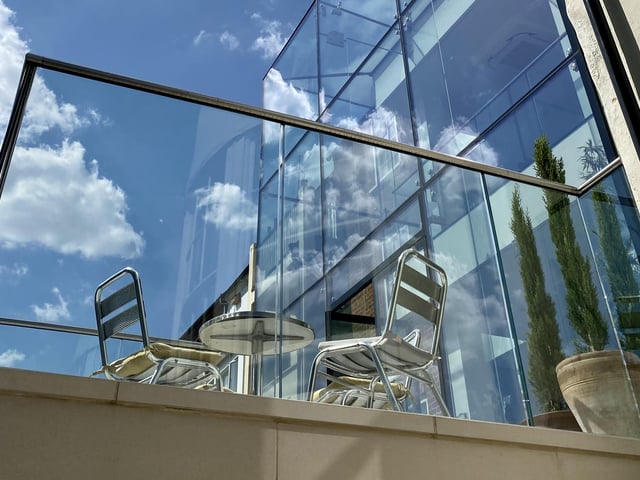 The building, from 78 to 82 Derngate, was remodelled by the world famous designer and architect in his iconic modernist style and it features “extraordinarily striking interiors”.