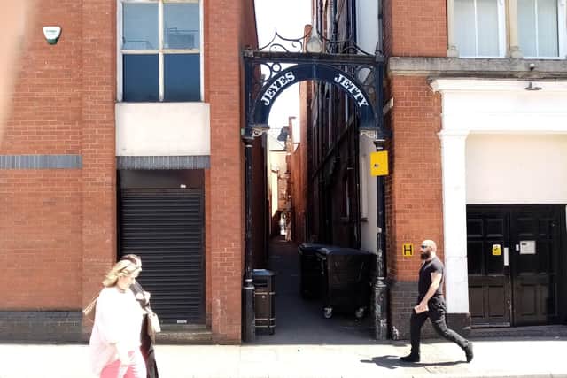 The alleyway is a shortcut between the Drapery and College Street.