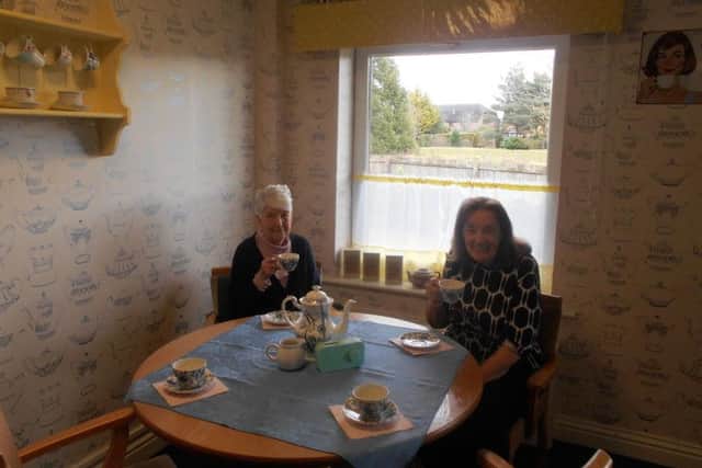 The caf features tea-themed art, floral teapots and teacups, as well as teapot-inspired wallpaper.