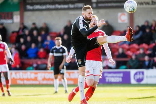 Kevin van Veen takes down a high ball