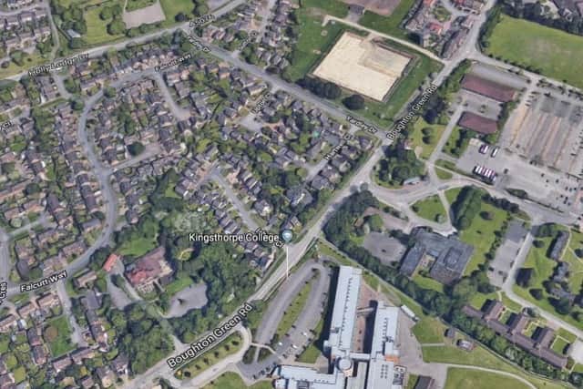 2 way traffic signals, 09.15 - 16.00 for construction T-junction in lieu of mini roundabout. Until May 3 (24hr lights from April 8 to April 19).