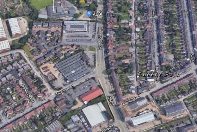 3-way traffic signals in operation 09.30 - 15.30 to replace traffic signal pole. Ends April 4.