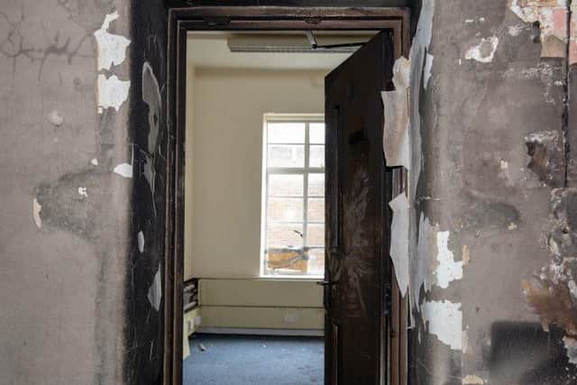 The photo clearly shows the burnt insides of the office - but the walls beyond the fire door are clean and undamaged.