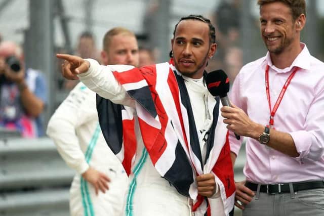 Lewis Hamilton chats to Jenson Button