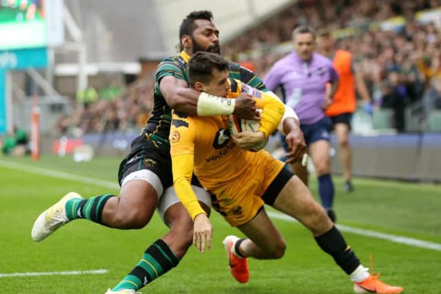 Taqele Naiyaravoro was given a second yellow card for this high tackle, which resulted in a penalty try for Wasps