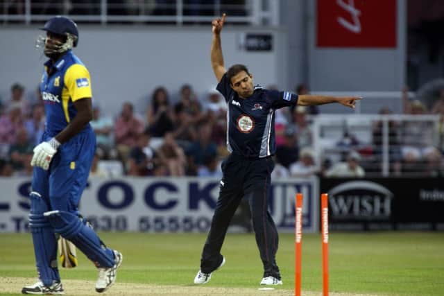Muhammad Azharullah dismisses Warwickshire's Keith Barker