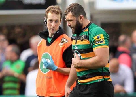 Alex Corbisiero leaves the field after suffering a shoulder injury against Bath