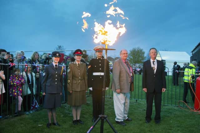 Beacon lighting for the Queen at Wootton NNL-160422-064345009