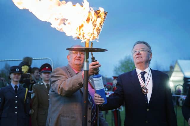 Beacon lighting for the Queen at Wootton NNL-160422-064345009