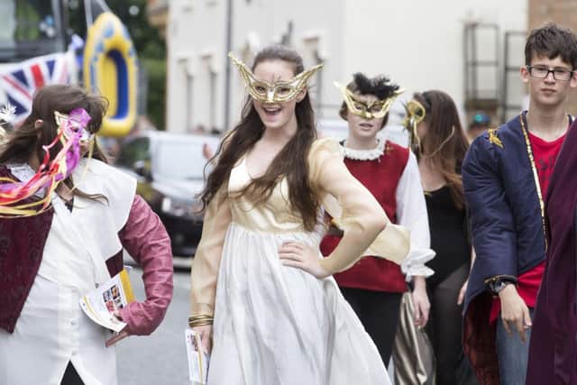 Northampton Carnival 2016 NNL-161106-180413009