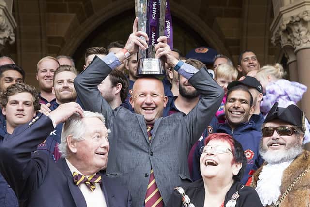 T20 Bus Parade, Northampton NNL-161009-134810009