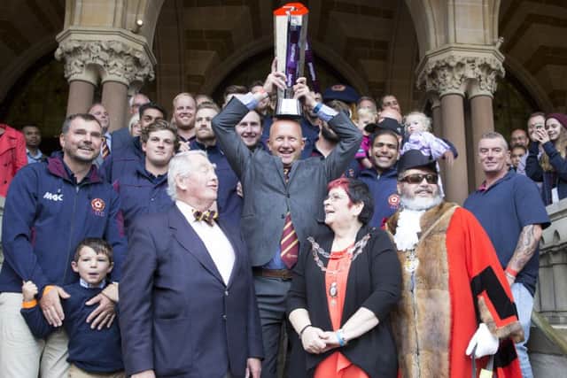 T20 Bus Parade, Northampton NNL-161009-134824009