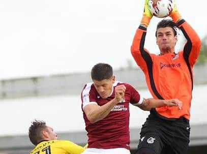 Alex Revell challenges Kelle Roos