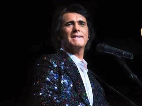 Fisher Stevens as Neil Diamond